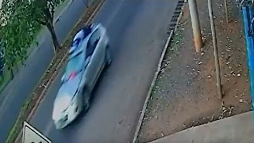 Motorista Bêbado Arrasta Mulher No Capô Por 1Km Após Acidente