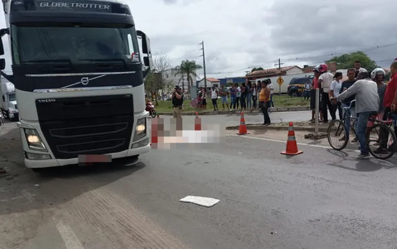 Colisão Entre Carreta E Motocicleta