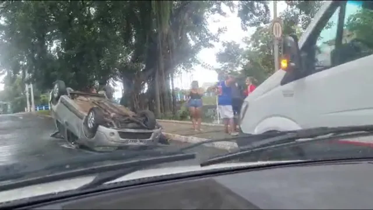 Motorista Capota Veículo Em Ladeira