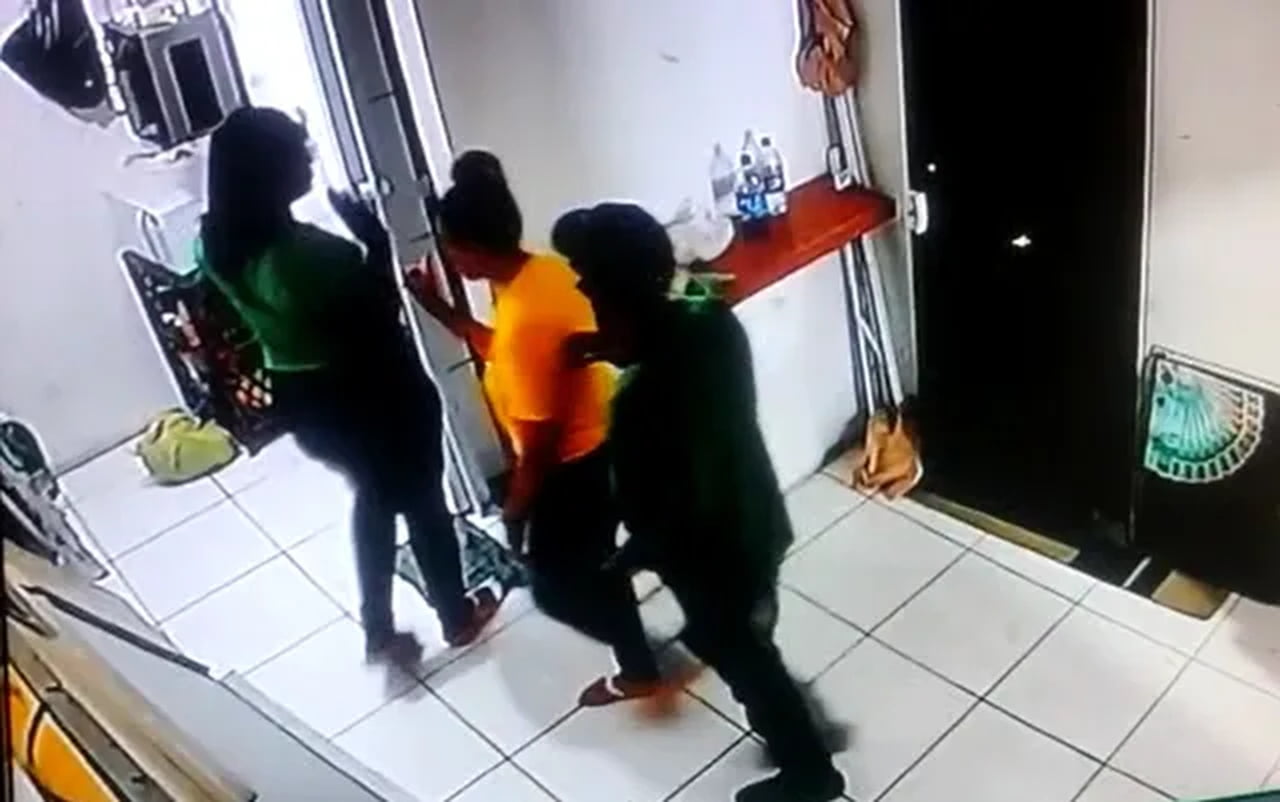 Homem Assalta Loja E Tranca Funcionárias