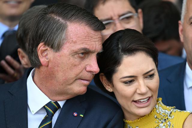 Sem Bolsonaro, Michelle Bolsonaro desembarca em Brasília voltando dos  Estados Unidos