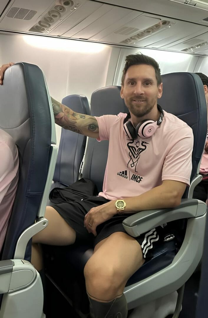 Lionel Messi Surpreende Fãs Ao Viajar De Classe Econômica