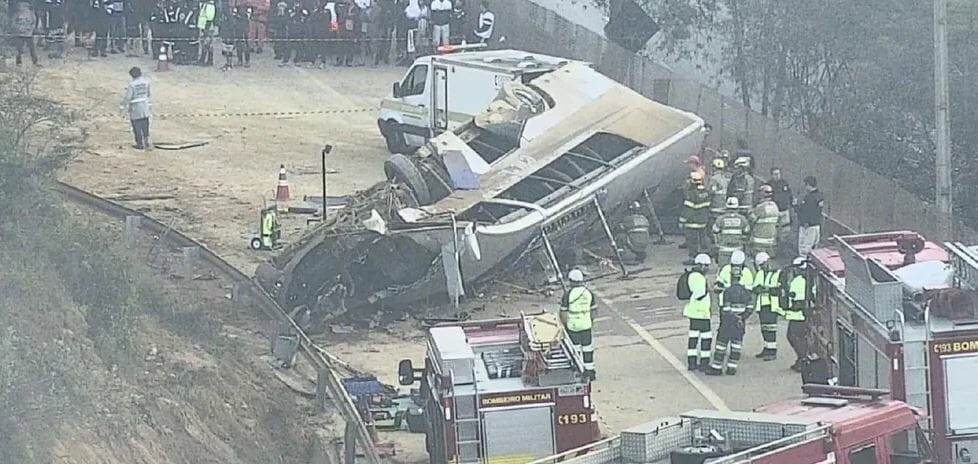 Ônibus Com Torcedores Do Corinthians Capota, Deixando 7 Mortos