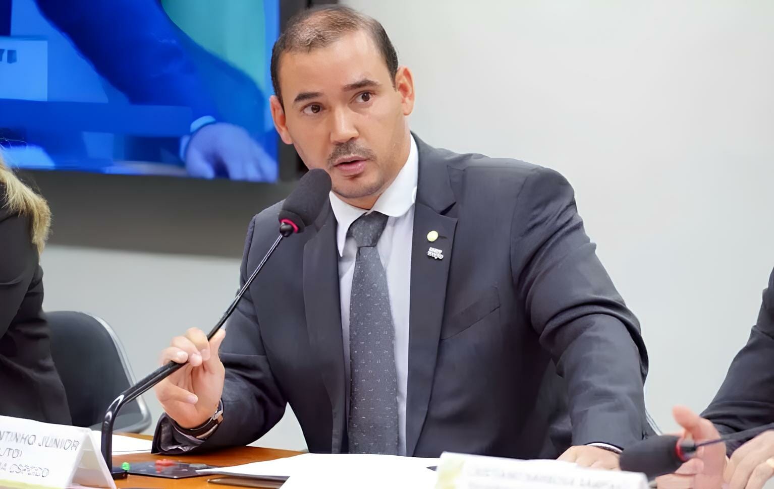 Deputado É Acusado De Usar Cota Parlamentar Para Presentear Irmã Com Carro De R$ 100 Mil