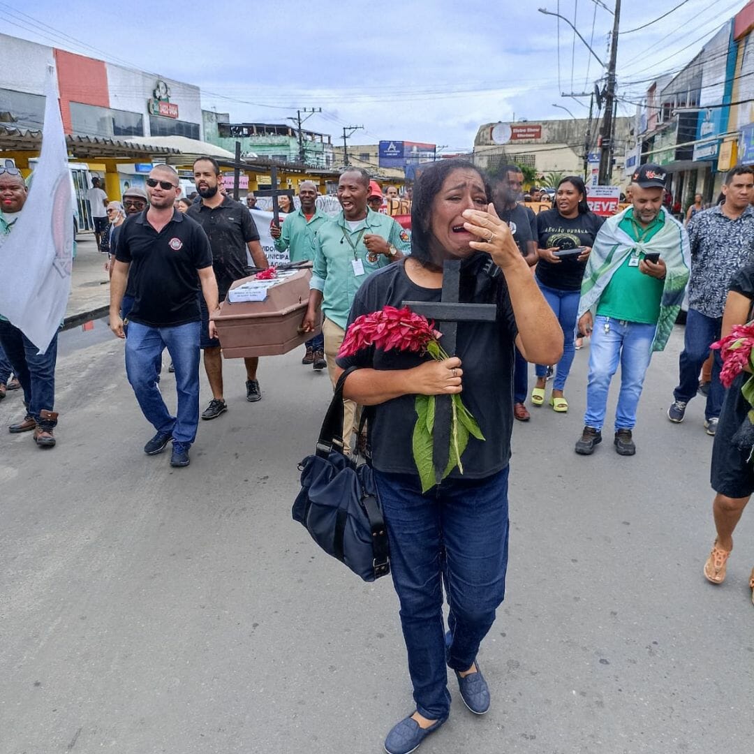 Greve Em Alagoinhas: Servidores Simulam Enterro Da Gestão Como Protesto