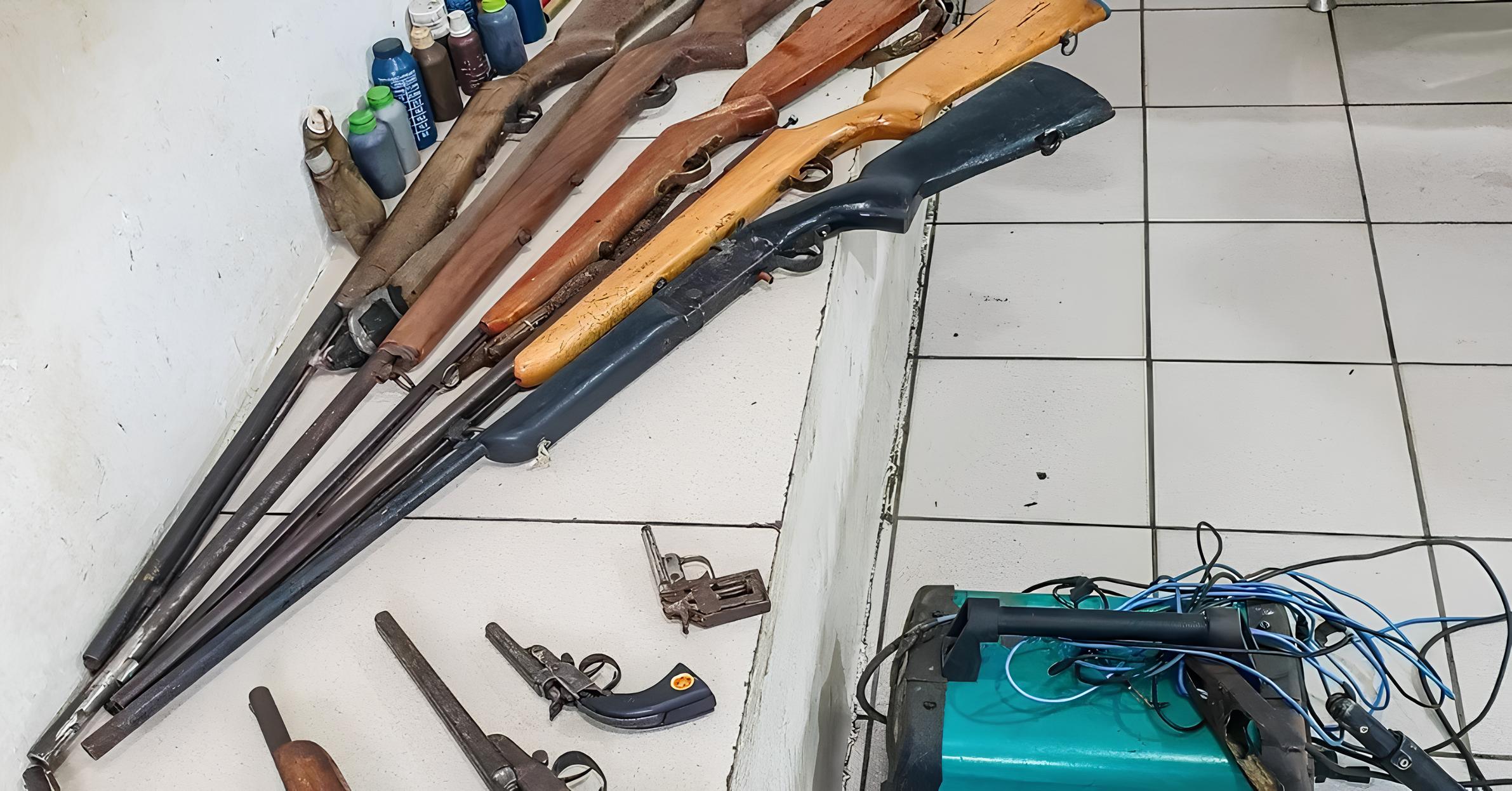 Ma Denúncia Anônima Levou À Descoberta De Uma Oficina Clandestina De Armas Em Encruzilhada, Bahia, Resultando Na Apreensão De Armamento E Munição.