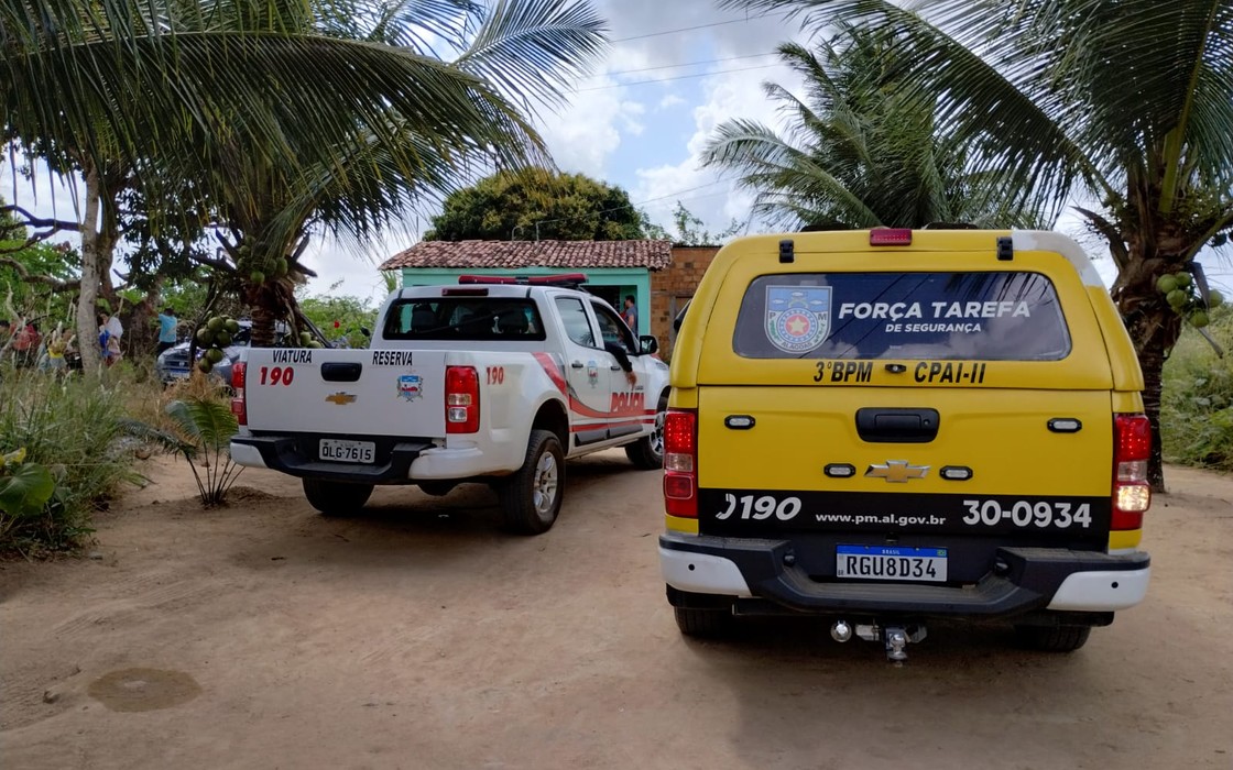 Crie Uma Reportagem Policial Inédita Com As Seguintes Informações: A Polícia Civil De Alagoas Tenta Localizar E Prender Um Homem Suspeito De Ser O Autor De Um Homicídio Ocorrido Na Manhã Desta Sexta-Feira (13), Na Zona Rural De Arapiraca, Agreste De Alagoas. O Crime Teria Sido Motivado Por Ciúmes Da Esposa Com O Vizinho. O Caso Foi Registrado No Povoado Cangandu De Baixo, Fica Perto Da Barragem Da Vila Bananeiras. Com Ciúmes Da Esposa, O Suspeito Matou O Vizinho Com Tiros De Espingarda. A Vítima Foi Identificada Como Jonathan Do Nascimento Silva, De 29 Anos. As Informações Iniciais Apontam Que Jonathan Do Nascimento Estava Em Sua Residência Quando O Suspeito Chegou Em Uma Moto E Bateu À Porta Da Cozinha. Ao Abrir A Porta, A Vítima Teve Uma Discussão Com O Autor, Que Usou A Espingarda E Efetuou Um Disparo. O Suspeito Ainda Foi Até O Imóvel Que Reside E Pegou Outro Cartucho. Ao Retornar, Ele Atirou Mais Uma Vez No Vizinho E Fugiu Em Direção Desconhecida. Familiares Da Vítima Disseram Que O Autor, Cuja Identidade Não Foi Divulgada, Sentia Ciúmes Da Esposa, Que É Sobrinha Da Companheira De Jonathan. Antes Do Crime, Ele Ligava Constantemente Para Fazer Ameaças, Acreditando Que A Vítima Tinha Interesse Na Esposa Dele. Jonathan Deixa Dois Filhos. Socorristas Do Serviço De Atendimento Móvel De Urgência (Samu) Constataram O Óbito E Equipes Do Instituto Médico (Iml) E Do Instituto De Criminalística (Ic) Também Foram Acionadas. A Polícia Segue Na Procura Do Suspeito E Da Arma Utilizada No Crime.