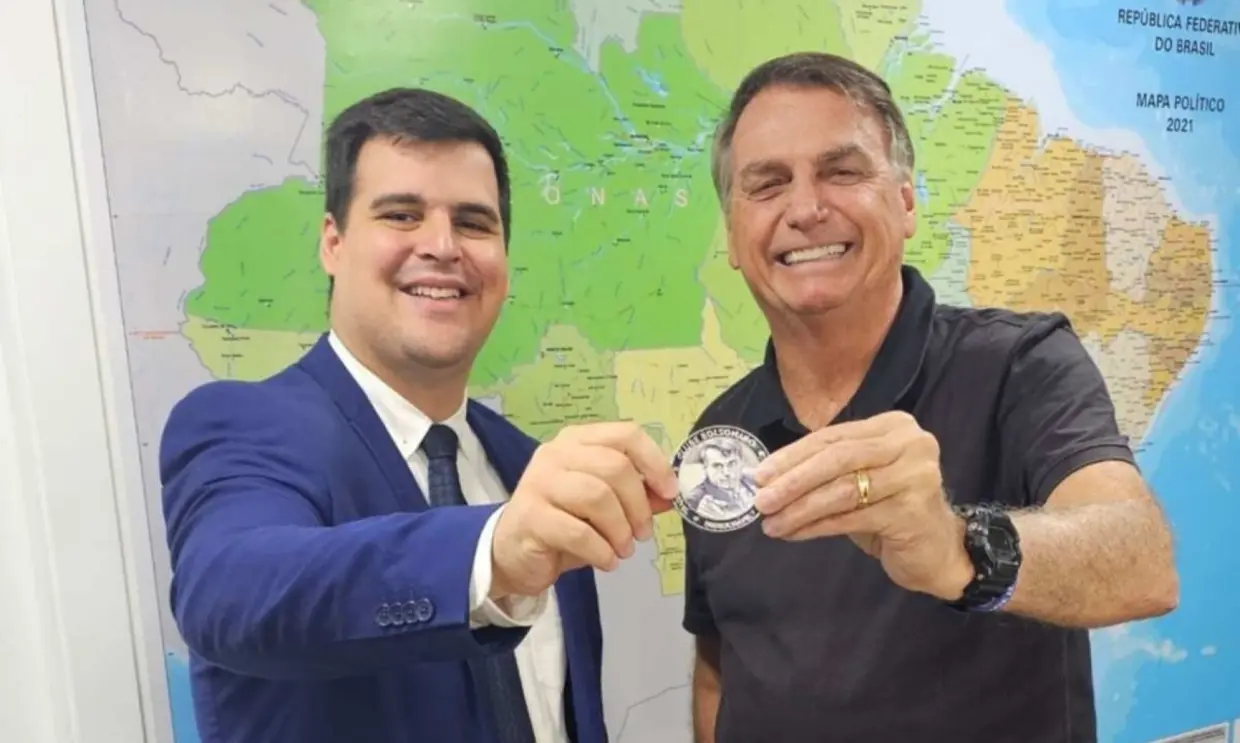 Bolsonaro Entrega Medalha De &Quot;Imorrível E Imbrochável&Quot; A Bruno Engler