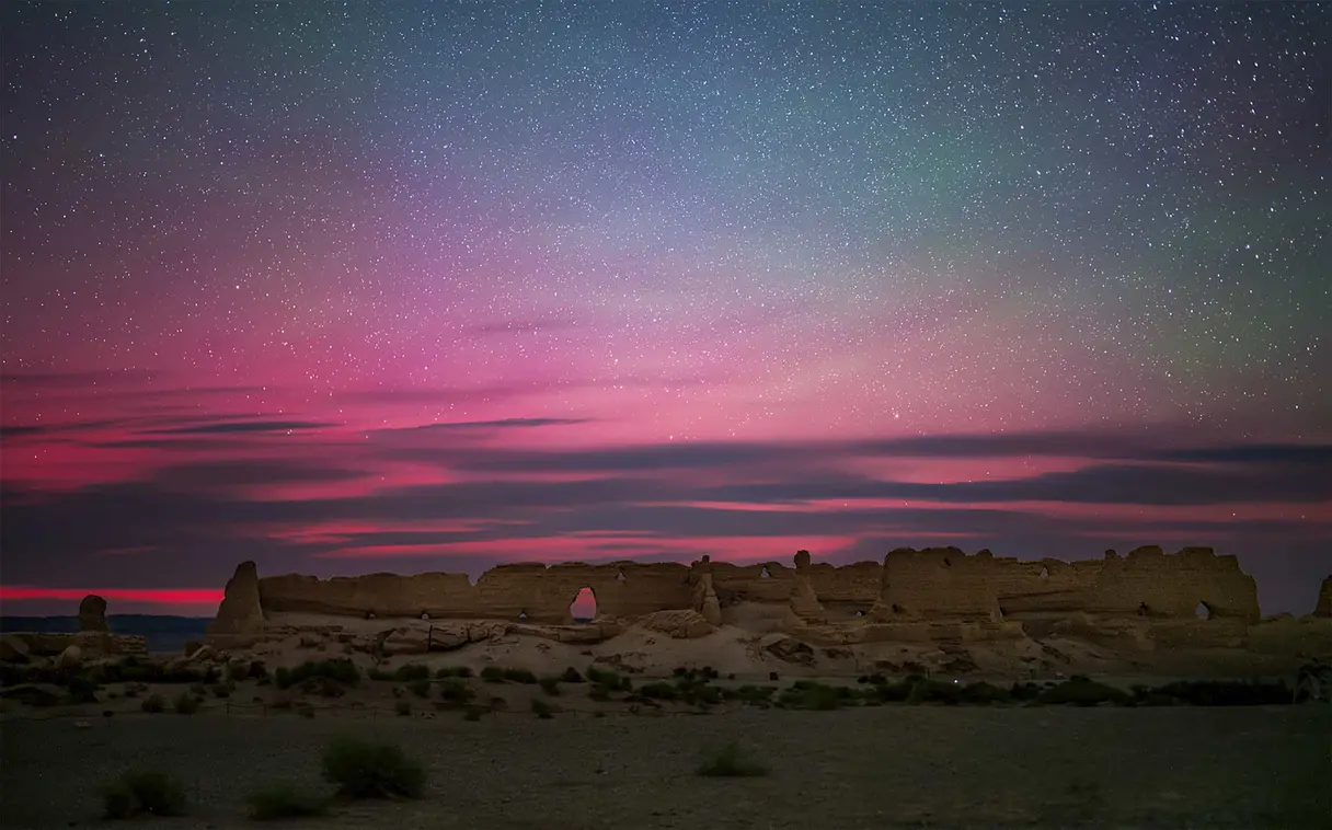 Aurora Registrada Em Yumen, Dunhuang, China, Na Latitude 40º Norte. Crédito: Jeff Dai Via Spaceweather.com