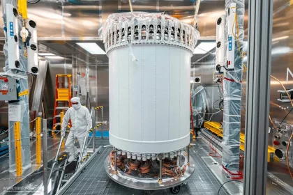 O Detector Central Da Lz, A Câmara De Projeção De Tempo, Em Uma Sala Limpa De Laboratório De Superfície Antes Da Entrega No Subsolo. Crédito: Matthew Kapust / Centro De Pesquisa Subterrânea De Sanford