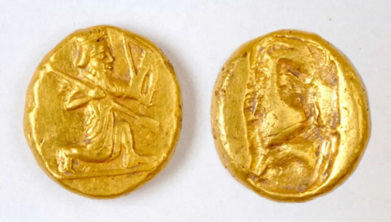 Arqueólogos Descobriram Um Pote De Moedas De Ouro Persas, Chamadas Darics, Na Antiga Cidade De Notion, Na Turquia. As Moedas Mostram A Figura De Um Arqueiro Ajoelhado, O Desenho Característico Do Daric Persa, Um Tipo De Moeda De Ouro Emitida Pelo Império Persa. (Foto Cortesia Do Notion Archaeological Project, Universidade De Michigan)