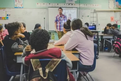 Professor Em Sala De Aula Via Kenny Eliason/Unsplash