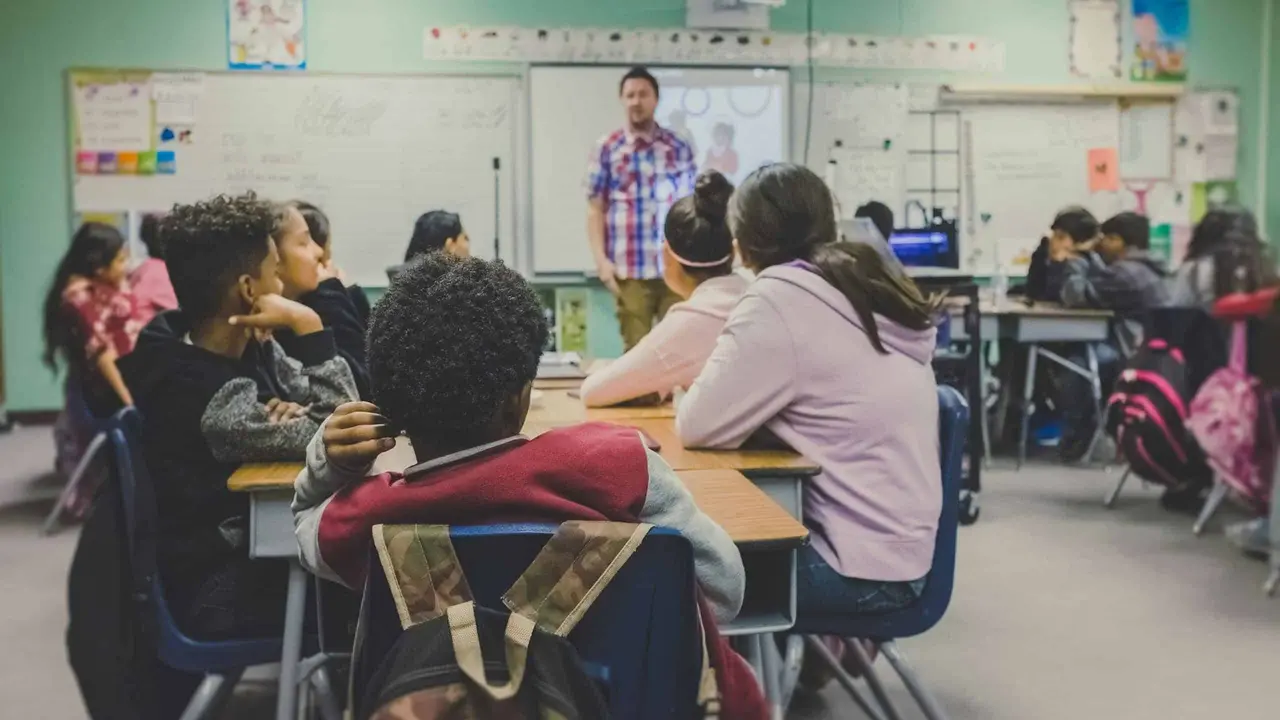 Professor Em Sala De Aula Via Kenny Eliason/Unsplash