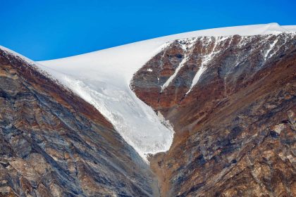 Geleira Suspensa No Fiorde Dickson, Na Groenlândia. (Imagem: Jane Rix / Shutterstock.com)