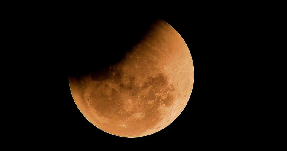 Eclipse Lunar Parcial Visto De Bangkok, Na Tailândia, Em 31 De Janeiro De 2018. Crédito: Chattafan Sakulthong - Shutterstock