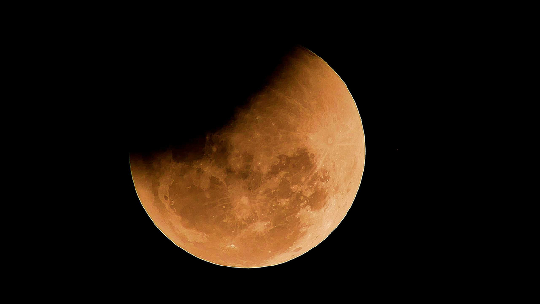 Eclipse Lunar Parcial Visto De Bangkok, Na Tailândia, Em 31 De Janeiro De 2018. Crédito: Chattafan Sakulthong - Shutterstock