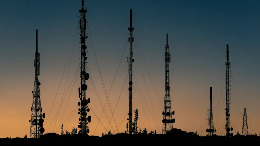 Torres De Telecomunicação Possibilitam O Sinal De Telefonia, Tv Aberta, E Suporte À Internet Residencial E Móvel (Reprodução: Mario Caruso/Unsplash)