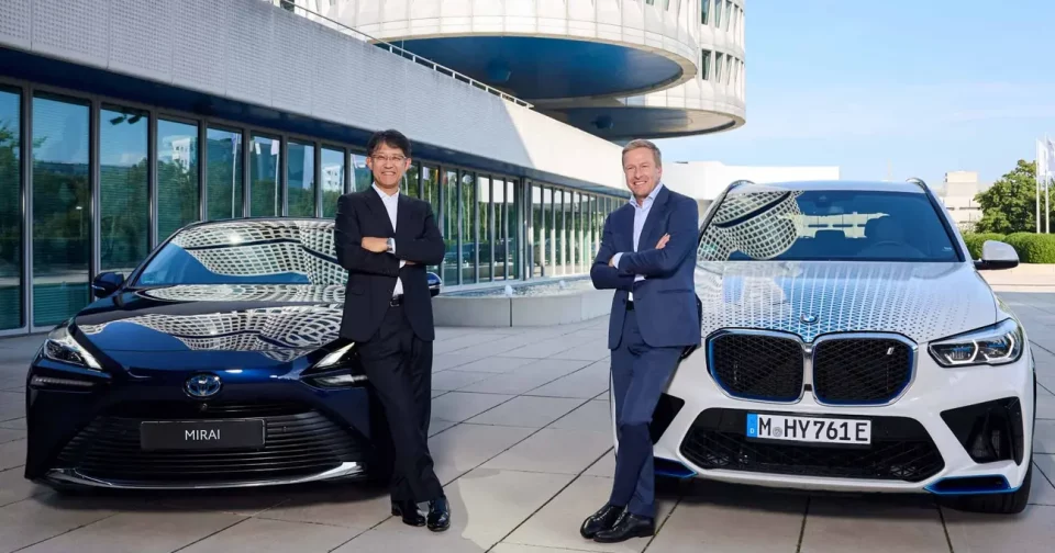 Imagem: Koji Sato, Diretor Da Toyota Motor Corporation E Oliver Zipse, Presidente Do Conselho De Administração Da Bmw Ag - Divulgação/Bmw