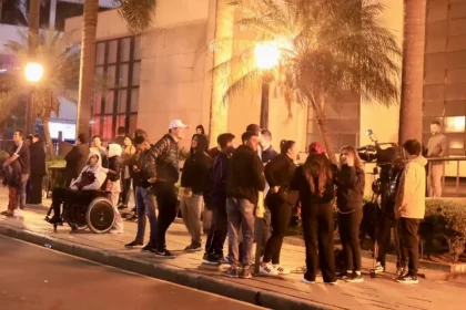 Torcedores Em Frente Ao Hotel Da Seleção Brasileira | Foto: Maurícia Da Matta / Bahia Notícias