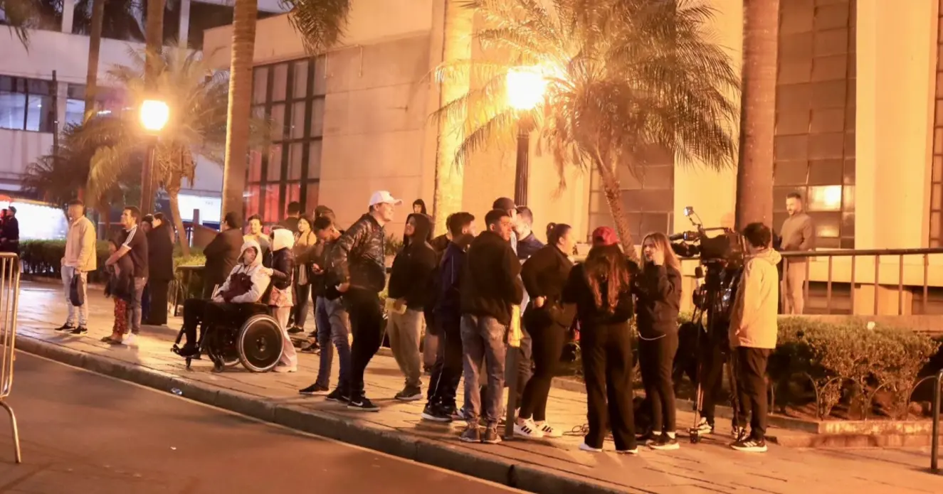 Torcedores Em Frente Ao Hotel Da Seleção Brasileira | Foto: Maurícia Da Matta / Bahia Notícias