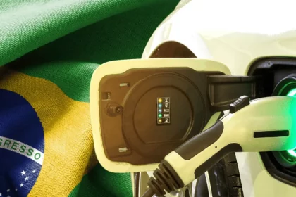 Imagem: Shutterstock/Bandeira Do Brasil Por Ab Visual Arts E Carro Elétrico Por Smile Fight.