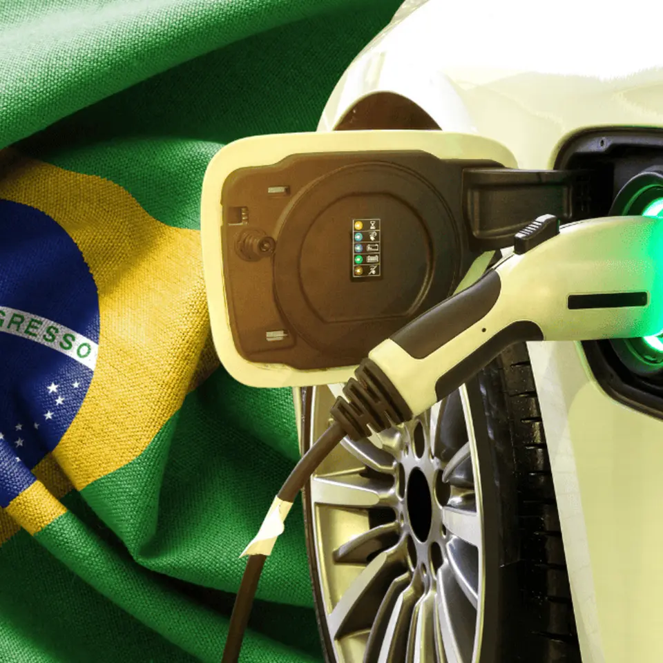 Imagem: Shutterstock/Bandeira Do Brasil Por Ab Visual Arts E Carro Elétrico Por Smile Fight.