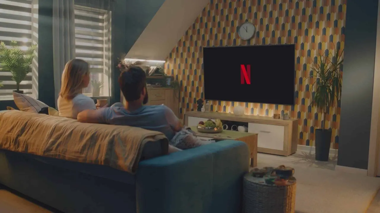 Casal Assistindo Netflix/Imagem Shutterstock-Foto Frame Stock Footage