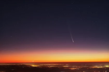 Cometa C/2023 A3 (Tsuchinshan-Atlas) Fotografado Em 30 De Setembro De 2024 Antes Do Amanhecer Em Praia Grande, Santa Catarina, Com A Lua Minguante Pouco Acima Do Horizonte Leste. Crédito: Gabriel Zaparolli