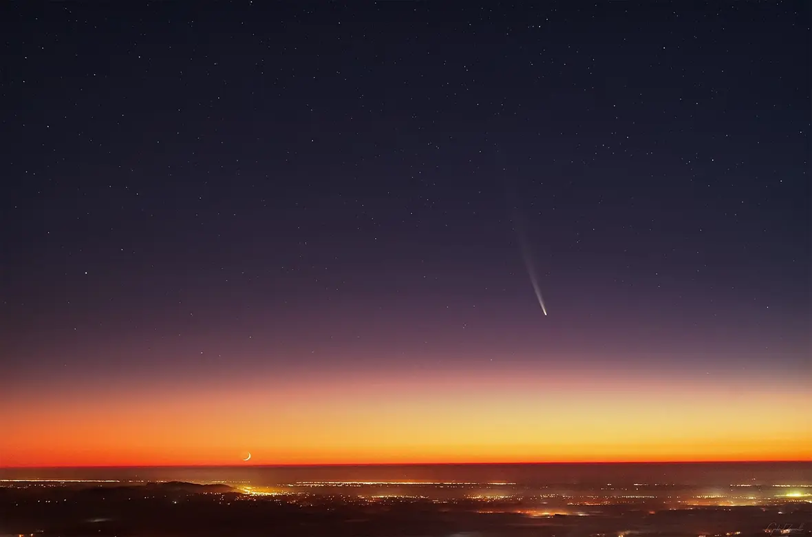 Cometa C/2023 A3 (Tsuchinshan-Atlas) Fotografado Em 30 De Setembro De 2024 Antes Do Amanhecer Em Praia Grande, Santa Catarina, Com A Lua Minguante Pouco Acima Do Horizonte Leste. Crédito: Gabriel Zaparolli