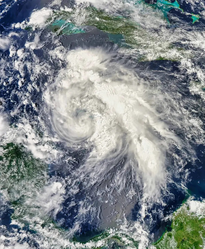 Furacão Ernesto Foi Um Dos Fenômenos Que Passaram Pela Terra Em Agosto (Imagem: Best-Backgrounds/Shutterstock)