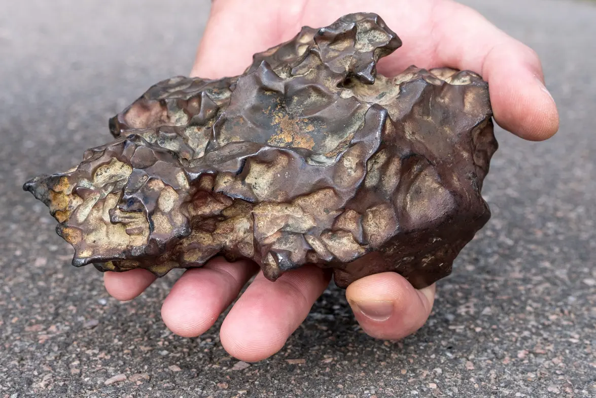 Fragmento De 2 Kg De Meteorito De Ferro De Sikhote-Alin. Crédito: Denvden -Shutterstock