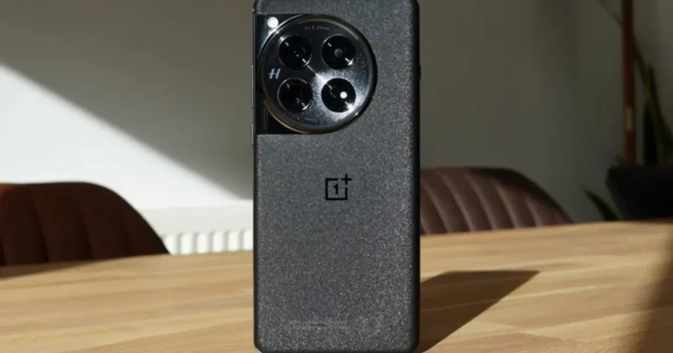 Smartphone Oneplus 12 (Reprodução: Samuel Gibbs/The Guardian)