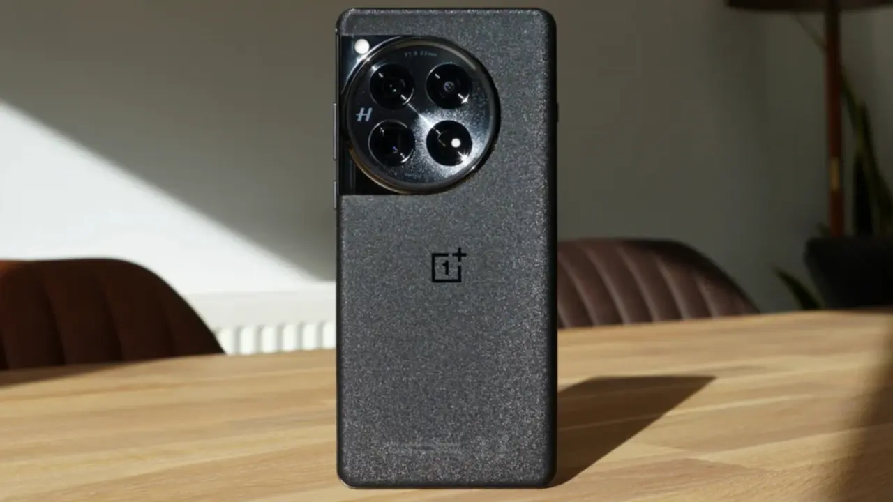 Smartphone Oneplus 12 (Reprodução: Samuel Gibbs/The Guardian)