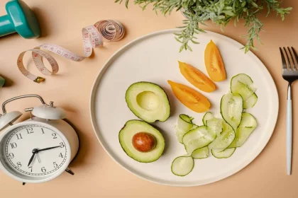 Composição Criativa Em Flat Lay Com Prato, Despertador, Faca, Garfo, Haltere Efita Métrica Sobre Fundo Rosa. Fasting Intermitente, Cetogênica, Conceito Dedieta. Vista De Cima, Espaço Para Texto/ Shutterstock - Foto Colaborador Goskovatatiana