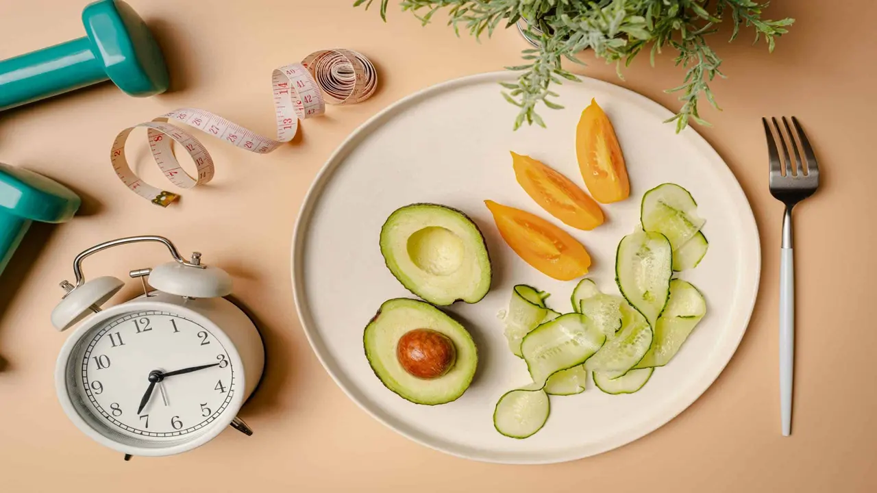 Composição Criativa Em Flat Lay Com Prato, Despertador, Faca, Garfo, Haltere Efita Métrica Sobre Fundo Rosa. Fasting Intermitente, Cetogênica, Conceito Dedieta. Vista De Cima, Espaço Para Texto/ Shutterstock - Foto Colaborador Goskovatatiana