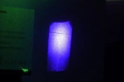 Linha Preta Atravessando Região De Iluminação Azul É A Sombra Projetada Por Umfeixe De Laser Verde (Imagem: Ra Abrahao, Hpn Morin, Jtr Pagé, A. Safari, Rwboyd, Js Lundeen)