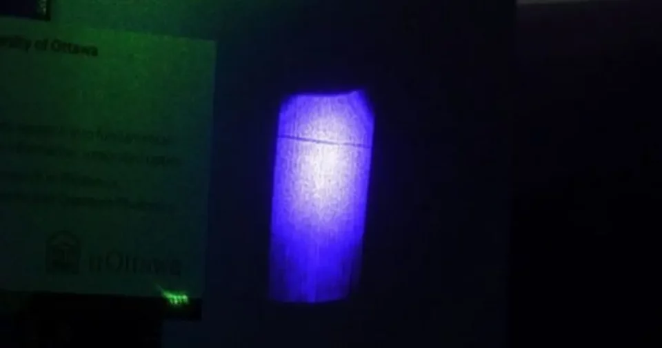 Linha Preta Atravessando Região De Iluminação Azul É A Sombra Projetada Por Umfeixe De Laser Verde (Imagem: Ra Abrahao, Hpn Morin, Jtr Pagé, A. Safari, Rwboyd, Js Lundeen)