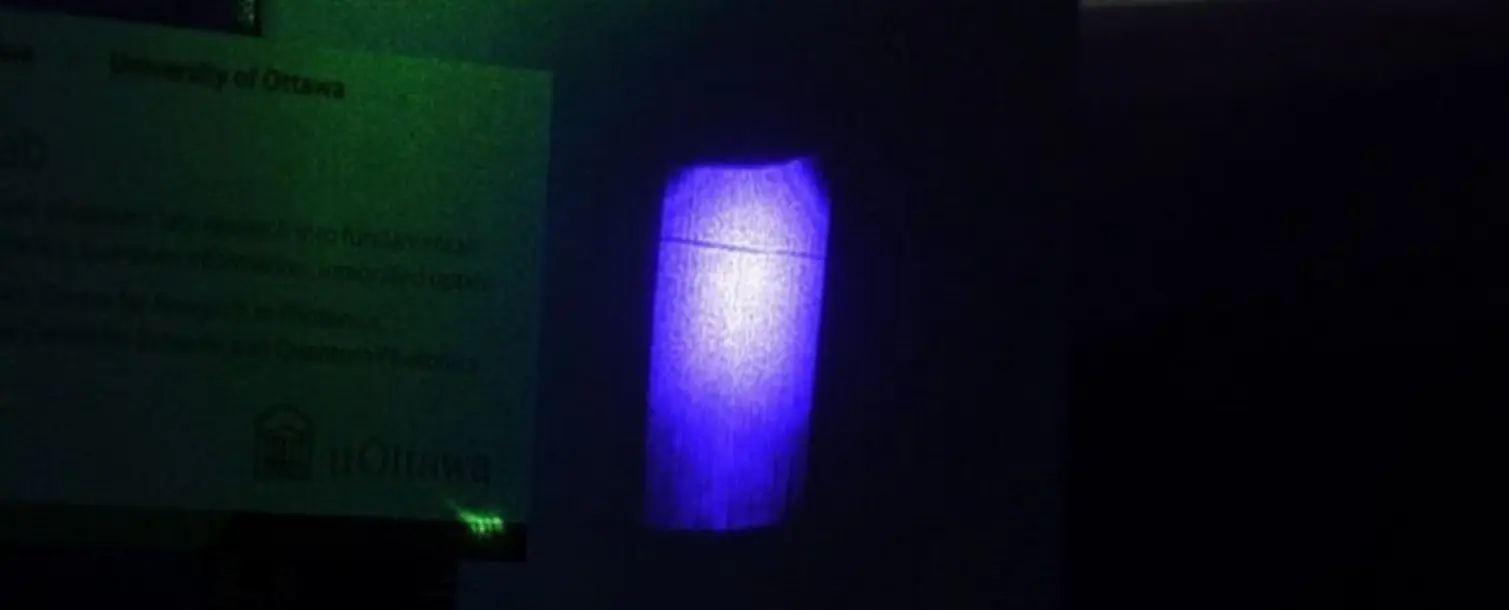 Linha Preta Atravessando Região De Iluminação Azul É A Sombra Projetada Por Umfeixe De Laser Verde (Imagem: Ra Abrahao, Hpn Morin, Jtr Pagé, A. Safari, Rwboyd, Js Lundeen)