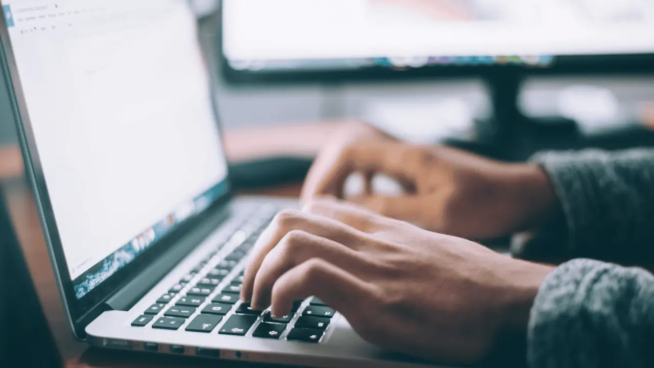 Pessoa Digitando No Teclado De Um Notebook (Reprodução: Glenncarstens-Peters/Unsplash)