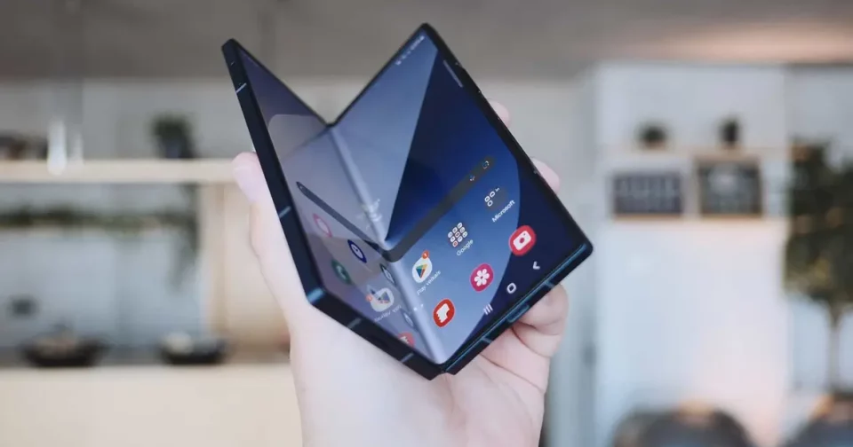 O Galaxy Z Fold 6 Vai Ganhar Uma Nova Versão. (Imagem: Karlis Dambrans /Shutterstock.com)