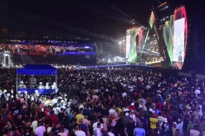 Fãs De Bell &Quot;Botam A Base&Quot; E Antecipam Clima De Carnaval No Festival Virada Salvador 2025