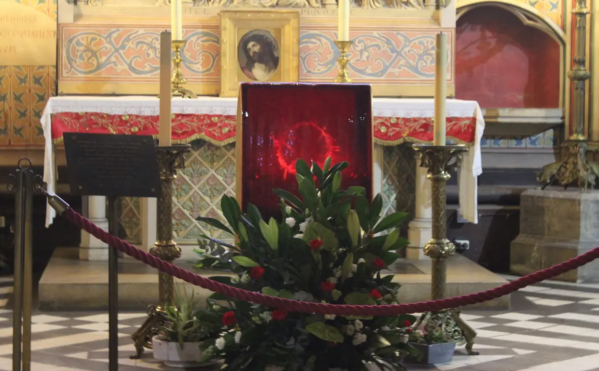 Coroa De Espinhos, Exposta Na Catedral De Notre-Dame, Em Paris, Em 2016 (Trêsanos Antes Do Incêndio Que Devastou A Igreja). Crédito: Rampatex - Shutterstock