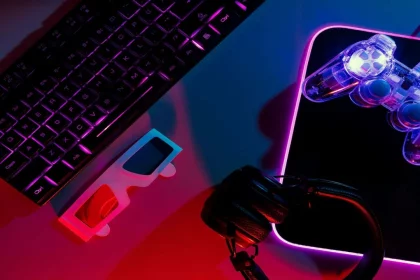 Mesa De Um Gamer Com Eletrônicos Em Rgb/Shutterstock Foto Colaborador Arseniipalivoda