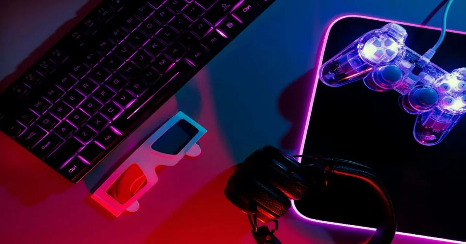 Mesa De Um Gamer Com Eletrônicos Em Rgb/Shutterstock Foto Colaborador Arseniipalivoda