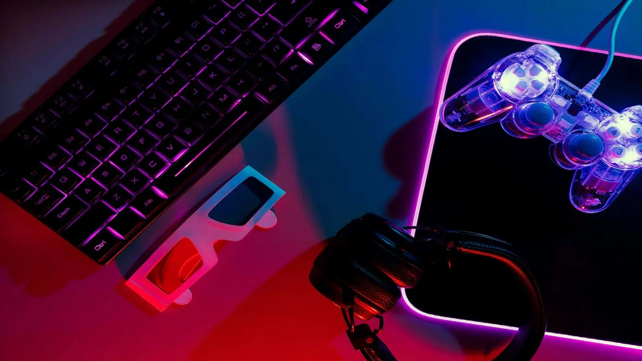 Mesa De Um Gamer Com Eletrônicos Em Rgb/Shutterstock Foto Colaborador Arseniipalivoda