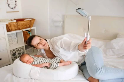 Mãe Com Um Bebê Recém-Nascido, Tirando Uma Selfie/Shutterstock/ Foto Natalialebedinskaia