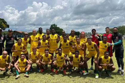 Elenco Do Estrela De Março Posando Para Foto Após Treinamento