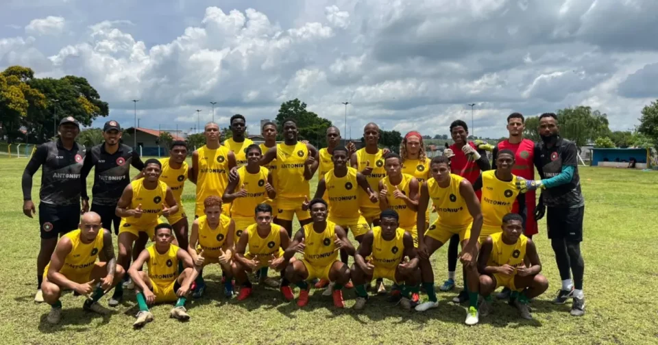 Elenco Do Estrela De Março Posando Para Foto Após Treinamento