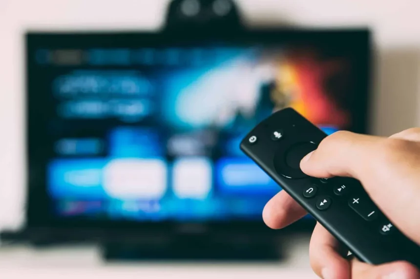 Controle Fire Tv Sendo Utilizado Numa Smart Tv (Reprodução: Glenn Carstens-Peters/Unsplash)