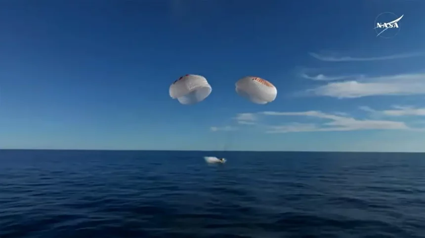 Espaçonave Spacex Dragon Freedom Pousando No Mar Com Quatro Astronautas, Incluindo Os Dois Da Starliner Que Ficaram 9 Meses Em Missão Estendida. Crédito: Nasa Tv